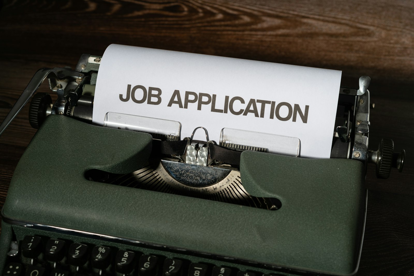 Feuille de candidature à un emploi glissée dans une machine à écrire