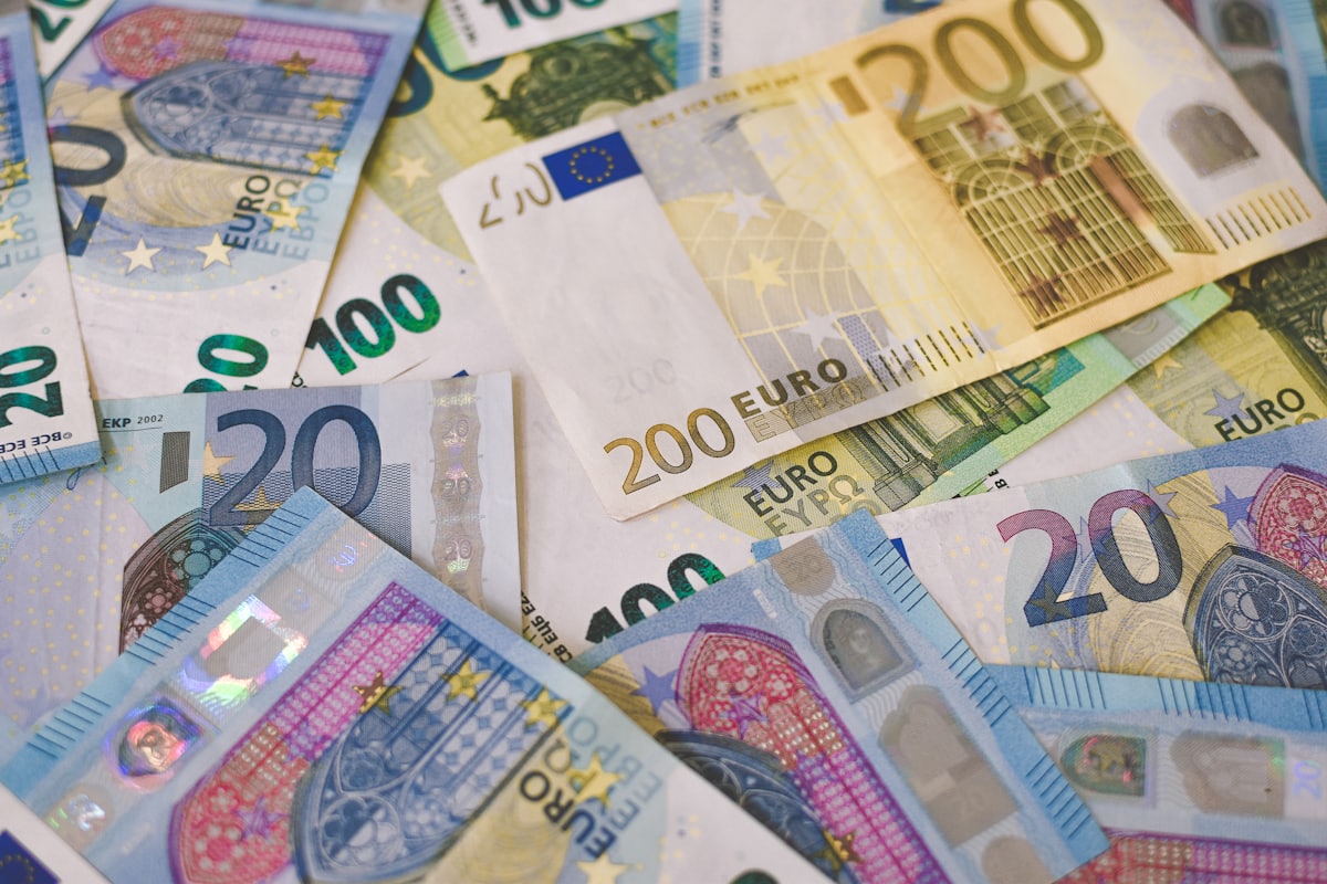 Billets en euros de différentes valeurs étalés sur une surface claire